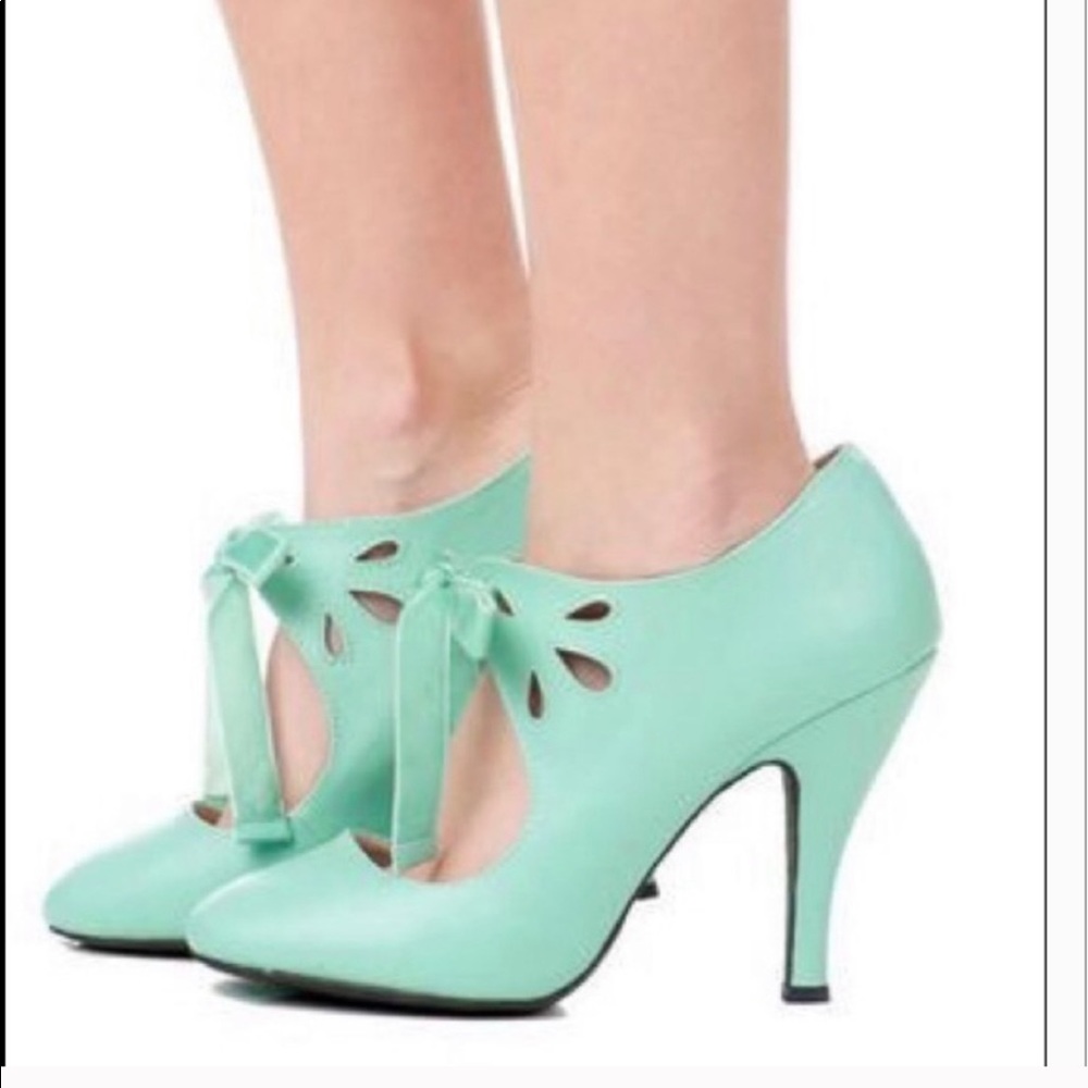 ModCloth Cutout mint heels, they are very small.